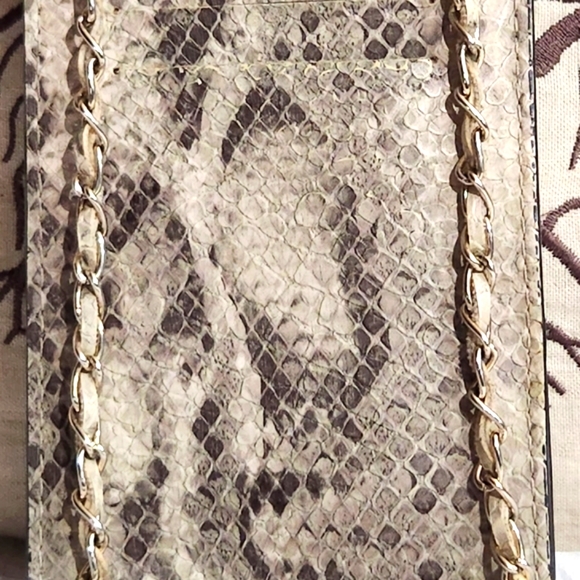 3/$15 Guess Cellphone bag. - Picture 1 of 4